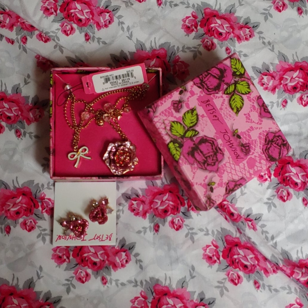 BRAND NEW Betsy Johnson necklace & earrings set